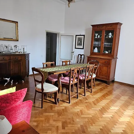 Incantevole Con Loggia Sui Tetti Apartamento